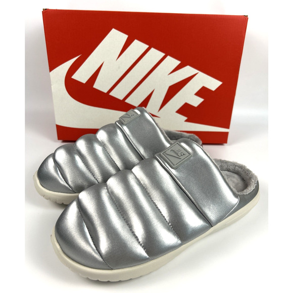 *NEW* Women NIKE BURROW SE SLIPPERS SILVER LIGHT FZ7940 001 Size 8 - Picture 1 of 11